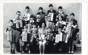 1975 - Akkordeonklasse mit Lehrerin Hermine Jakob